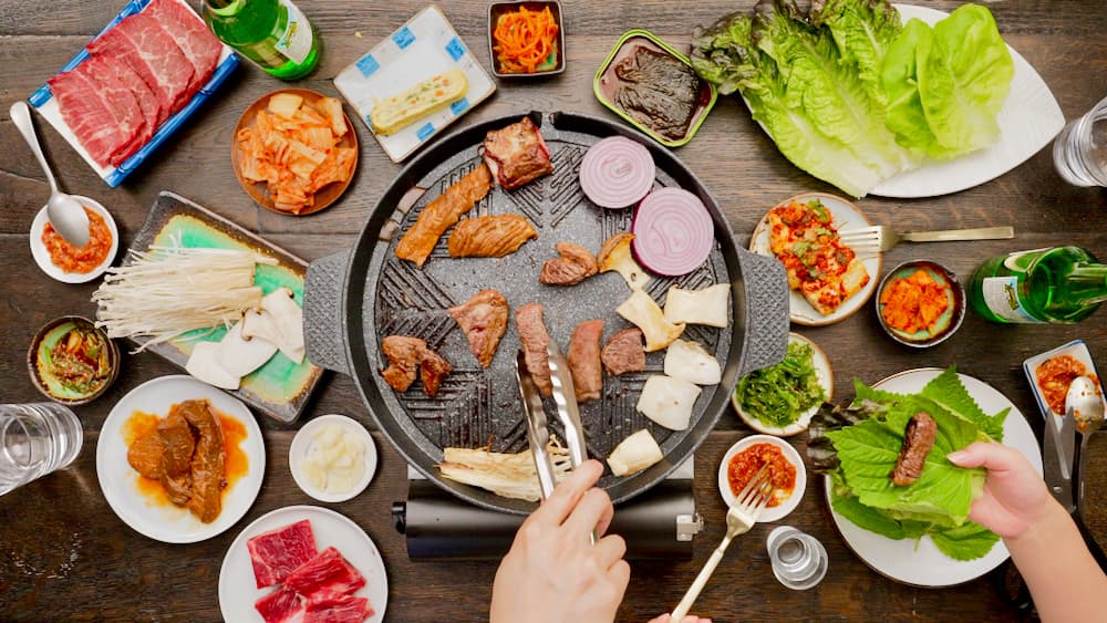 Ssam coreano — hoja de lechuga, ssamjang y carne