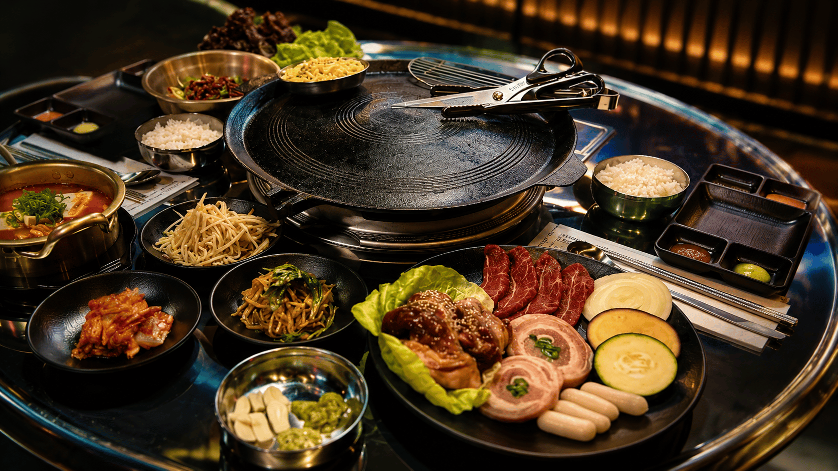 Parrilla coreana encendiéndose en la mesa