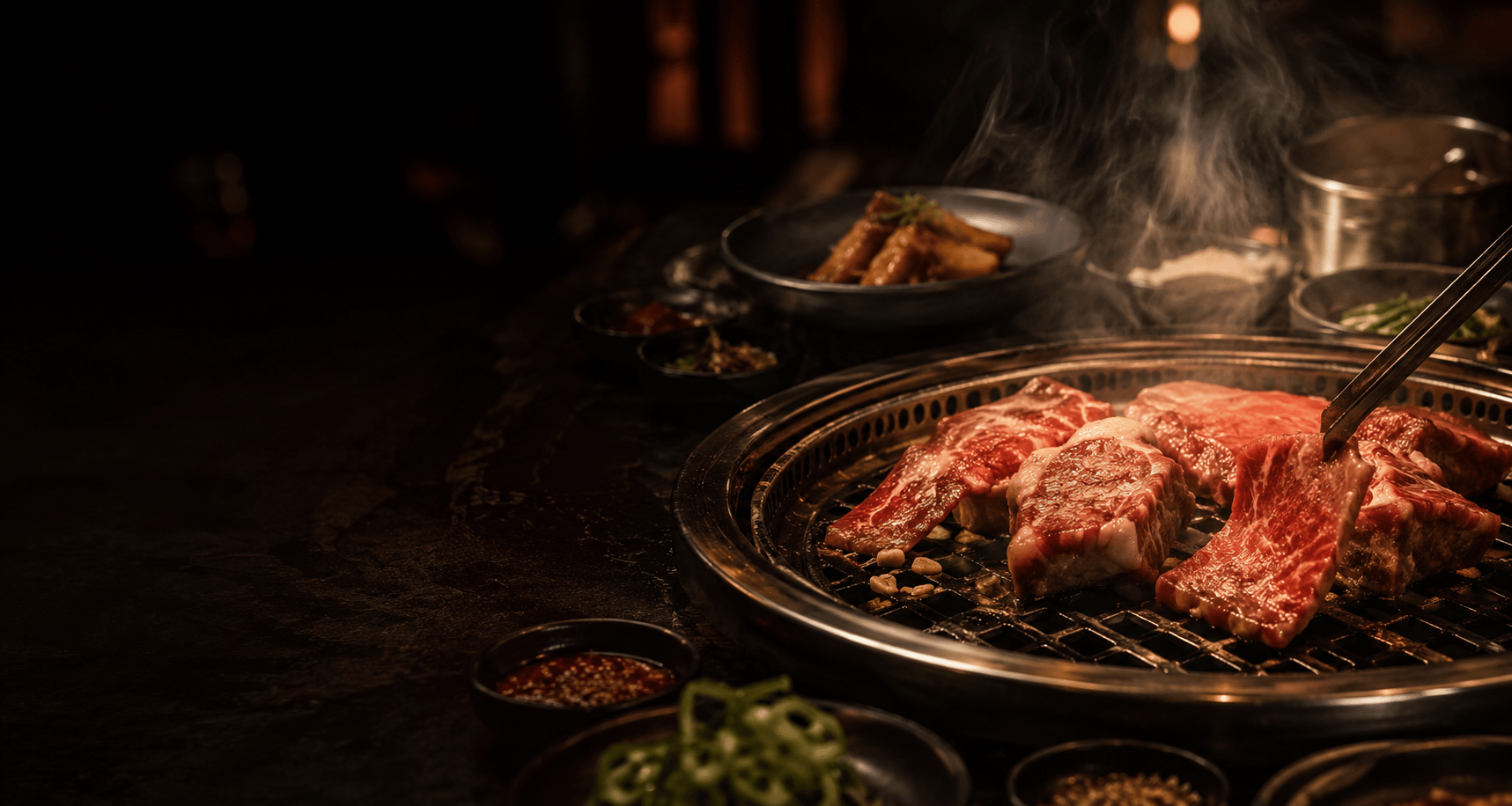 Parrilla coreana premium en OHBOK — mesa con fuego y brasas