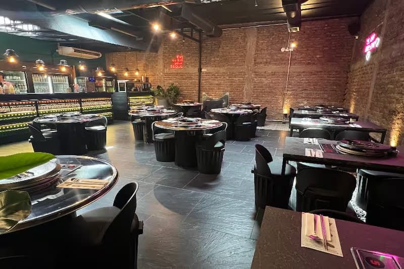 Interior neón — ambiente nocturno
